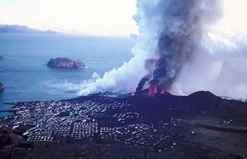 A massive volcanic ash plume rises above Vestmannaeyjar in 1973.
